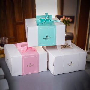 Cake box with handle