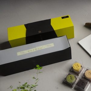 Gift box with handle